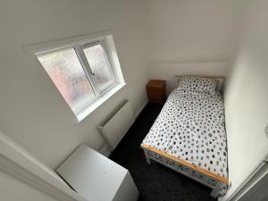 Una cama o camas en una habitación de Cheap Grantham Town Centre Terrace House