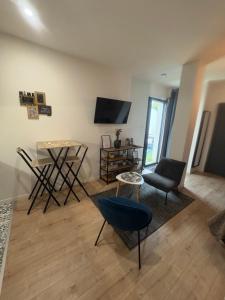 Μια τηλεόραση ή/και κέντρο ψυχαγωγίας στο Studio cosy au calme proche d'Albi
