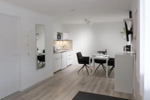 a kitchen and dining room with a table and chairs at Nefelejcs Stúdióapartman in Gödöllő