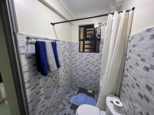 Bilik mandi di Triple R Suites +11 gambar