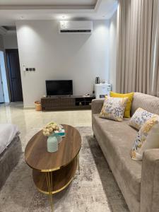 a living room with a couch and a coffee table at DreeM in Medina