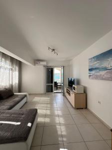 a living room with a couch and a television at Apartman 3 Majba in Zaglavice