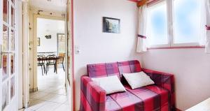 Χώρος καθιστικού στο Chalet sous les sapins, calme, superbe vue avec piscine et sauna