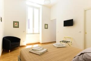 ローマにあるCS Cosy Termini Studioの白い部屋(ベッド1台、椅子付)
