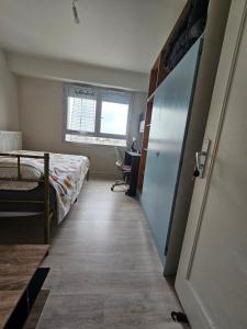 Ένα ή περισσότερα κρεβάτια σε δωμάτιο στο Chambre dans Appartement cetre ville de Tours