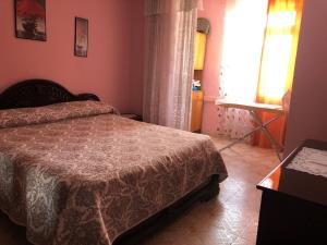 Ένα ή περισσότερα κρεβάτια σε δωμάτιο στο Grandmas Apartment