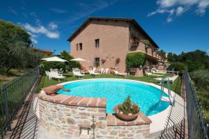 ein Swimmingpool vor einem Haus in der Unterkunft Casa Lari in San Gimignano