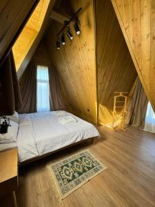 Seuri Cottages的一间卧室设有一张床、梯子和地毯