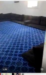 En eller flere senge i et værelse på شقق عزاب البوادي