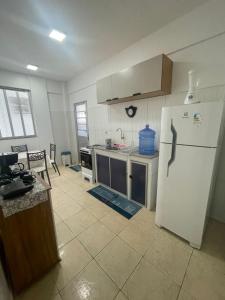 una cucina con frigorifero bianco in una camera di Cond Alf Costa ap 01 a Belém
