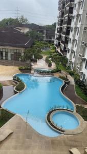 an overhead view of a large swimming pool in front of a building at Relaxing Escape lovely STUDIO unit with a pool in Tagaytay