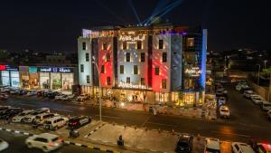 ハーイルにあるAyas Hotelの夜の街灯の建物