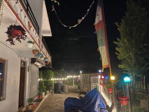 Un patio de noche con luces en un edificio. en Aanshi Homestay, en Nagarkot