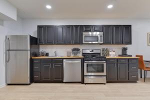 Η κουζίνα ή μικρή κουζίνα στο Stylish 2BR Near Union Market & Metro