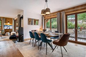 a dining room with a table and chairs at Appartement 4 à la Ferme des Lanches au Praz in Courchevel