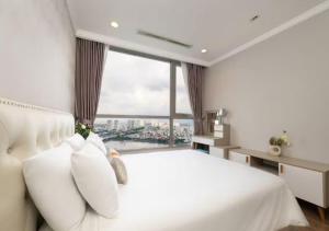 Giường trong phòng chung tại Landmark Aurora by Vinhomes Apartment +68 ảnh