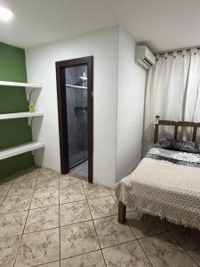 una camera con doccia e un letto. di Casa vacacional con piscina a Búzios Altre 40 foto