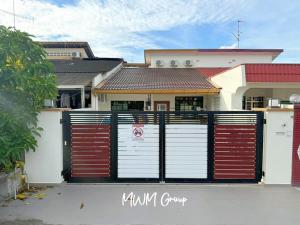 un portail en face d'une maison dans l'établissement Rooms at Jalan Jerau 3mins Drive to Plaza Pelangi, à Johor Bahru
