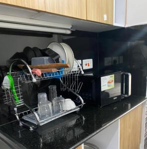 Una cocina o cocineta en Furnished Studio Unit- Fedha