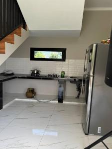 Casa De Arya Ubudにあるキッチンまたは簡易キッチン