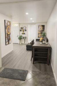 una sala de estar con una mesa y un sofá en Iconic Retreat 2BR Home in The Heart Dallas TX, en Oldham 2 fotos más