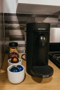 una cafetera sentada en la parte superior de un mostrador con huevos en Iconic Retreat 2BR Home in The Heart Dallas TX, en Oldham