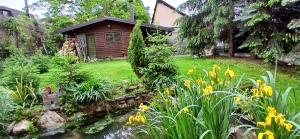 萨拉热窝Ludwigs Apartment Sarajevo的花园,带小木屋和鲜花