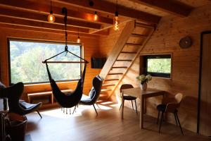 HradišťkoChata Cedrus的小木屋内带吊床的房间