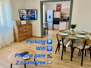 Un comedor y una cocina con mesa y sillas. en L indémodable rénové spacieux et lumineux avec 2 chambres, en Sarrebourg