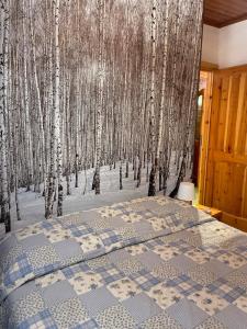 Un dormitorio con un mural de un bosque de abedules. en Bufu s Home, en Terminillo