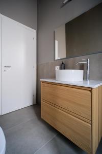 une salle de bains avec un lavabo et un miroir dans l'établissement Tower Studio Double Suite - Bernina Experience, à Tirano 10 autres photos