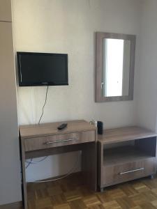 TV a/nebo společenská místnost v ubytování Studio Azalea