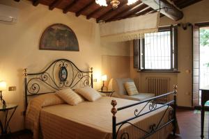 - une chambre avec un grand lit dans l'établissement Podere Del Griccia, à Civitella in Val di Chiana
