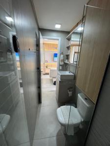 ein Badezimmer mit Toilette und Waschbecken in der Unterkunft Flat Premium conforto total no centro de Porto de Galinhas, a 4mim a pé das piscinas naturais, praia ! in Porto De Galinhas