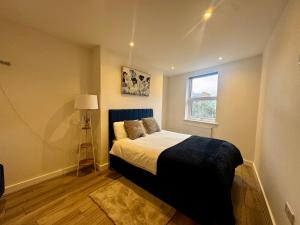 ノッティンガムにあるModern 2BR Central Apartment Sleeps 7 Walk to Shops & Arenaのベッドと窓のある寝室