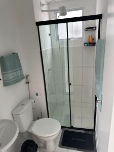 a bathroom with a toilet and a glass shower at Apartamento Completo em Manaus in Manaus
