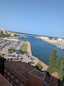 an aerial view of a parking lot next to a body of water at Apartamento Gandiaport in Gandía +8 photos