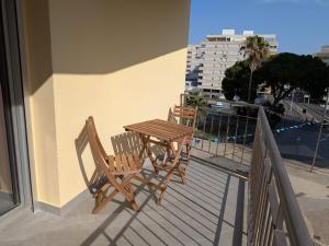 a wooden table and chairs sitting on a balcony at Apartamento Gandiaport in Gandía