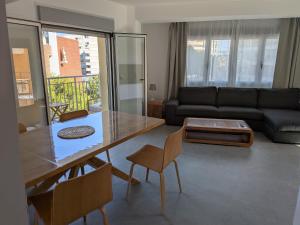 a living room with a table and a couch at Apartamento Gandiaport in Gandía