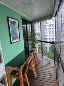 a room with two chairs on a balcony at Apartamento de 2 quartos no Coração de Florianópolis in Florianópolis