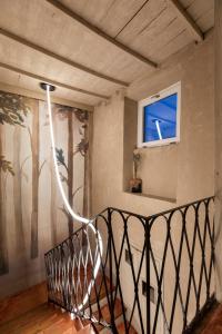 una escalera con una pintura de árboles en la pared en Le erbe magiche, en Collepardo