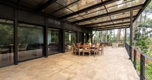 Μπαλκόνι ή βεράντα στο Villa Napoli - Forest retreat, pool, jacuzzi, river