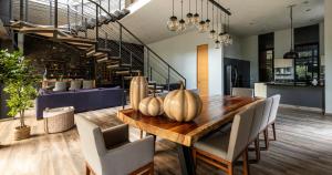 Χώρος καθιστικού στο Villa Napoli - Forest retreat, pool, jacuzzi, river