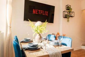 Et tv og/eller underholdning på New! Stylish 5BR Home - Contractors Stay - Sleeps 9 - Parking