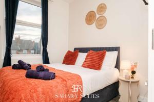 Ένα ή περισσότερα κρεβάτια σε δωμάτιο στο New! Stylish 5BR Home - Contractors Stay - Sleeps 9 - Parking