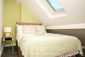 En eller flere senge i et værelse på New! Stylish 5BR Home - Contractors Stay - Sleeps 9 - Parking + 42 billeder