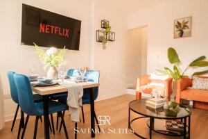 Et opholdsområde på New! Stylish 5BR Home - Contractors Stay - Sleeps 9 - Parking