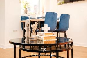 Χώρος καθιστικού στο New! Stylish 5BR Home - Contractors Stay - Sleeps 9 - Parking