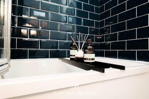 Et badeværelse på New! Stylish 5BR Home - Contractors Stay - Sleeps 9 - Parking