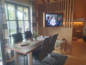 Μια τηλεόραση ή/και κέντρο ψυχαγωγίας στο Ferienhaus Tonihof